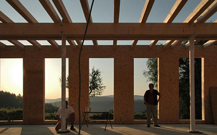 Rohbau mit Holzpaneel-Außenwänden und Tragkonstruktion aus Holz und Stahl (Foto: www.ecolut-center.de)