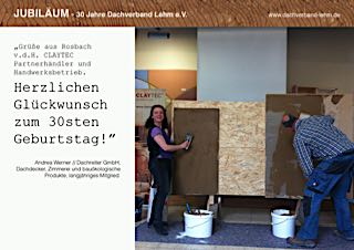 Andrea Werner und einer Mitarbeiter von Dachreiter GmbH putzen Probeflächen mit Lehmputz