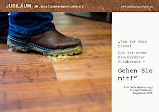 Ein Schuh macht ein Lehmabdruck auf ein Holzfußboden